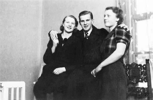 1940 Bo Erik med 2 damer.jpg - Kerstin Lindström, Bo-Erik Sjöberg och ett omtyckt hembiträde som jag inte kommer ihåg namnet på. Året är 1940.